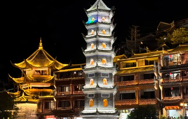 A time travel between Fenghuang Ancient Town and Furong Town