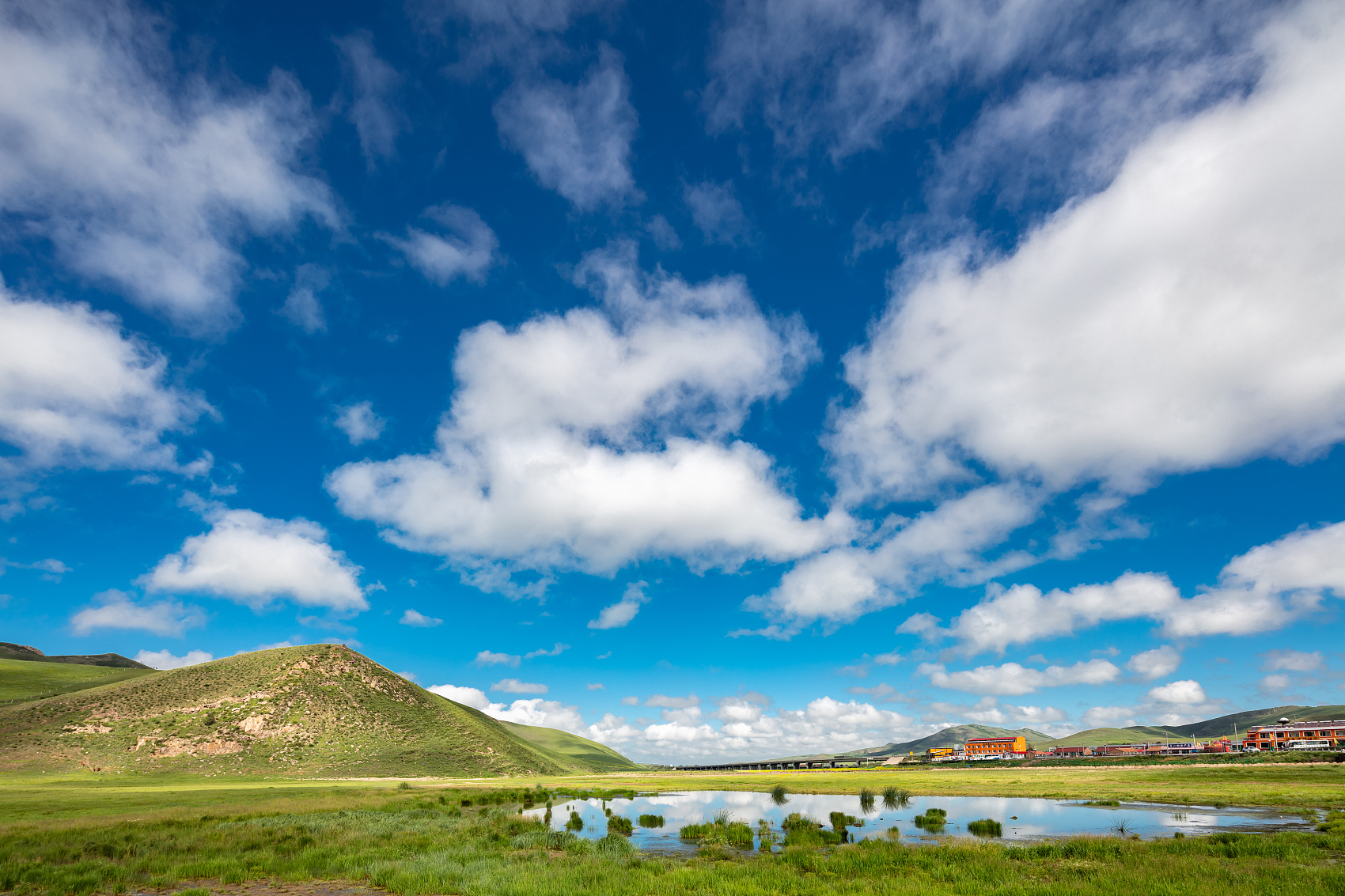 Beyond the Great Wall, the starry sky roams through the night